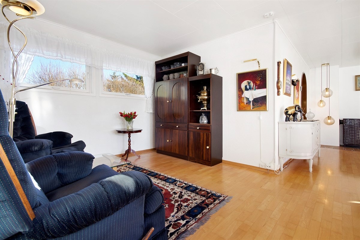 God plass til sittegruppe og spisestue i stuen Galleribilde