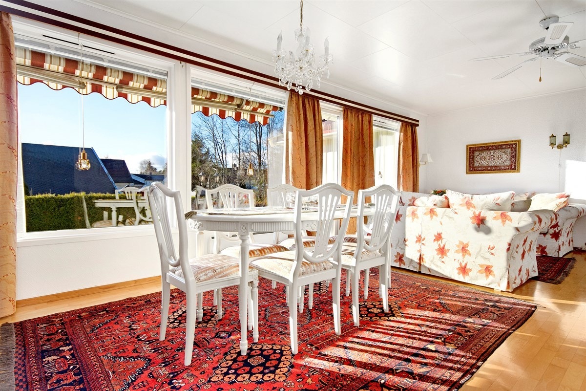 Store vindusflater slipper inn mye lys til stue Galleribilde