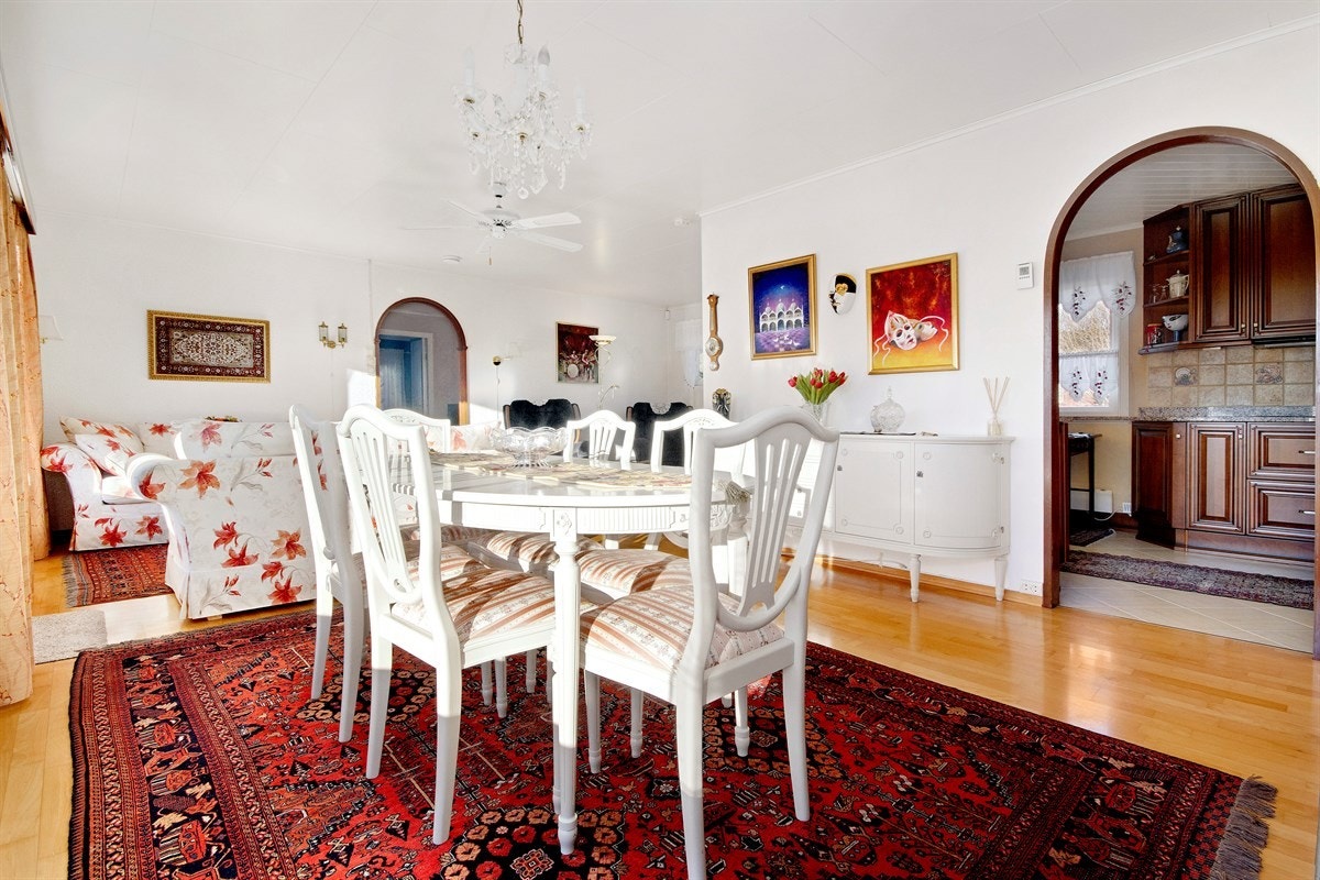 Romslig stue i vinkel løsning Galleribilde