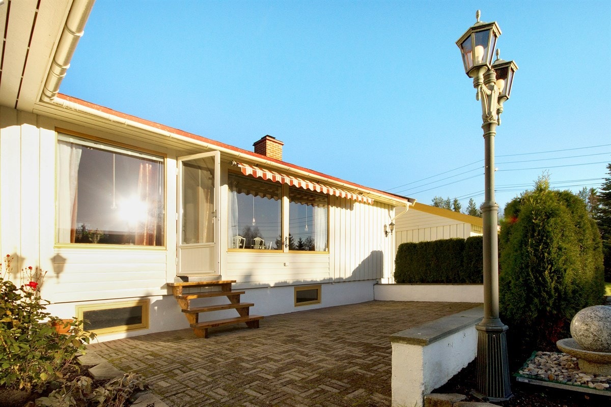 Pen enebolig på innholdsrik tomt - Flott og opparbeidet uteplass Galleribilde