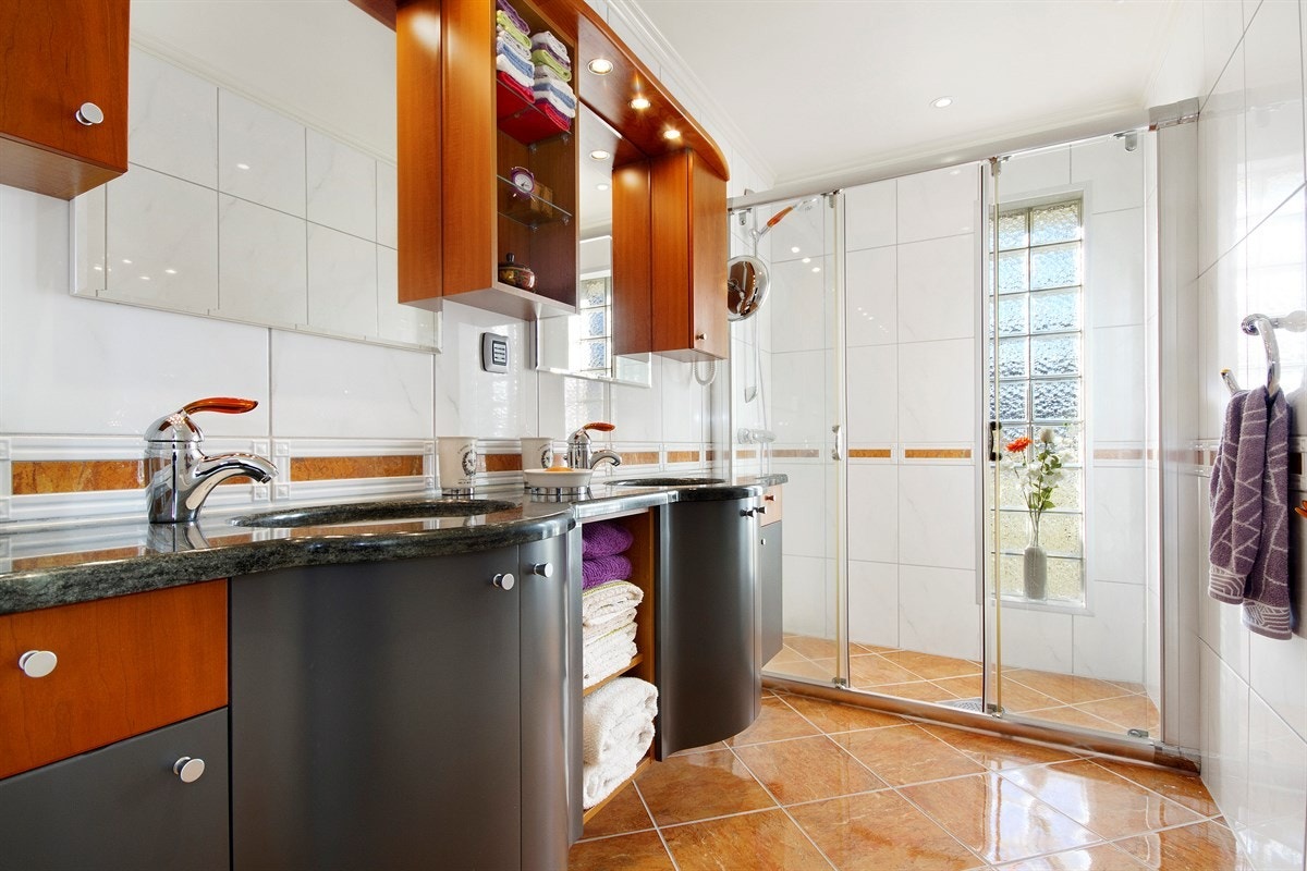 Badet ble totalrenovert i 2003 - Det kan nevnes flotte detaljer og integrerte høytalere Galleribilde