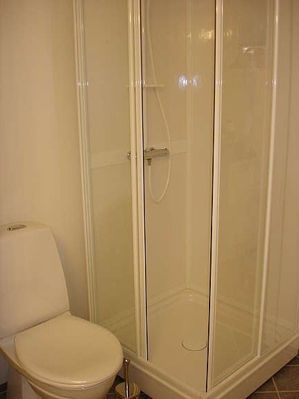 Bad med varme i gulv.Skal oppgraderes med nytt dusjkabinett. Galleribilde