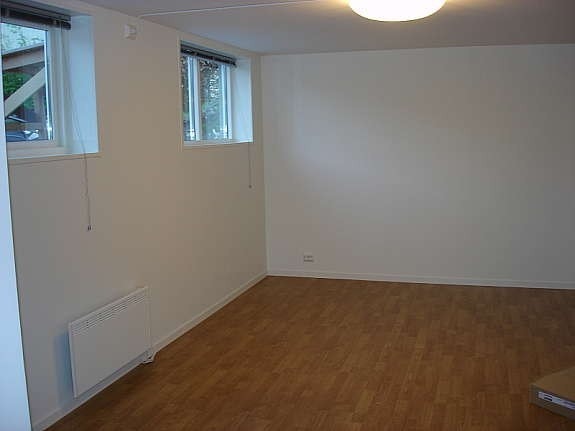 Stue med 2 store vinduer som gir mye lys inn til leiligheten. Galleribilde