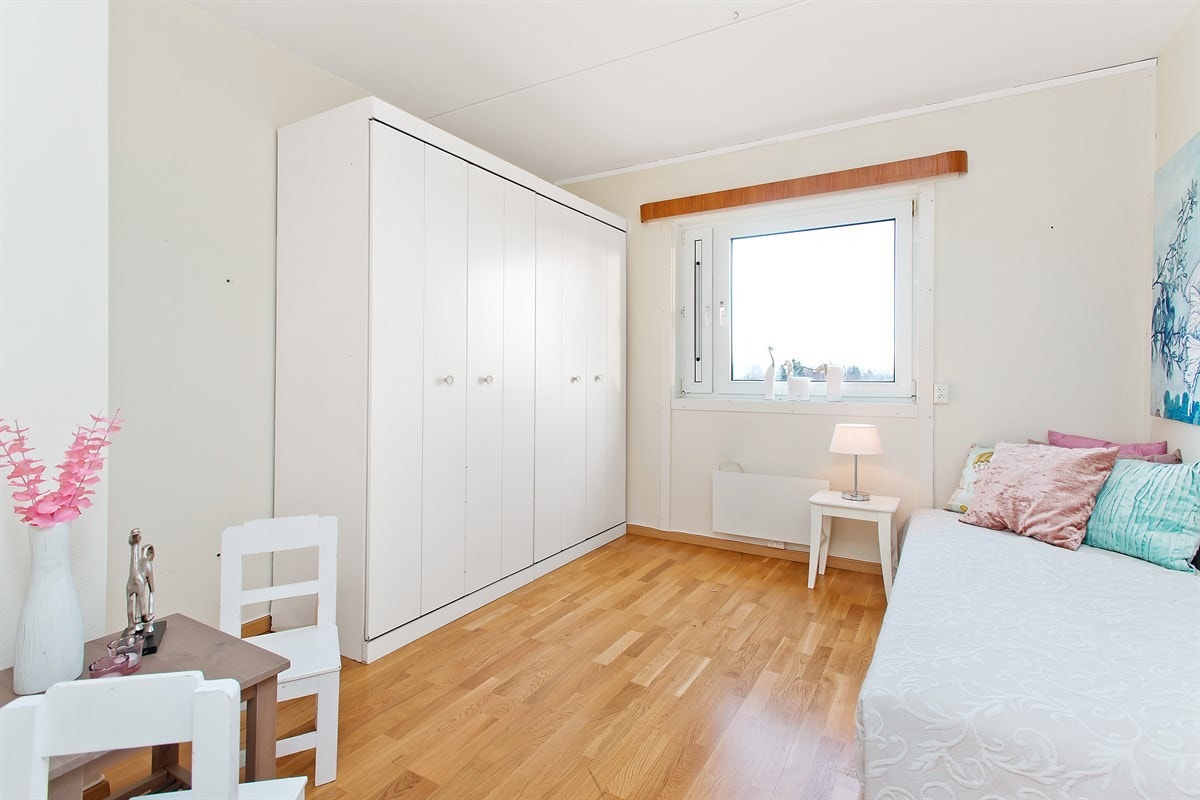 Soverom med garderobeskap Galleribilde