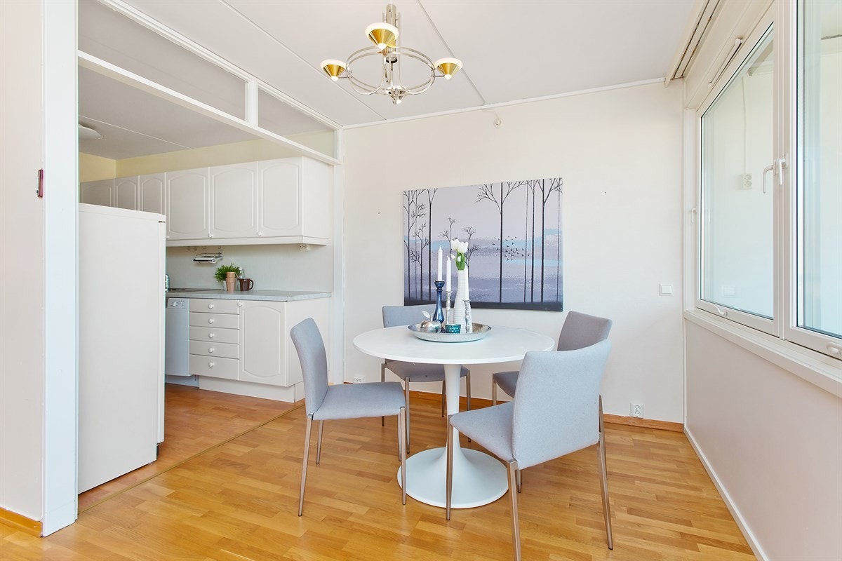 Hyggelig spiseplass i tilknytning til kjøkkenet Galleribilde