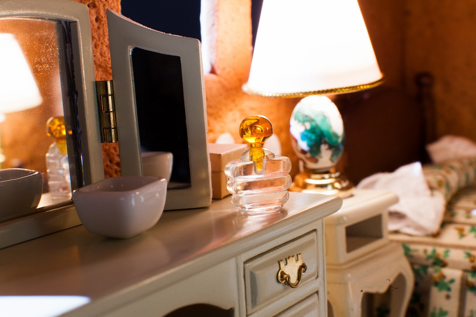 Fredfyllt og klassisk soverom med smakfulle detaljer. Galleribilde