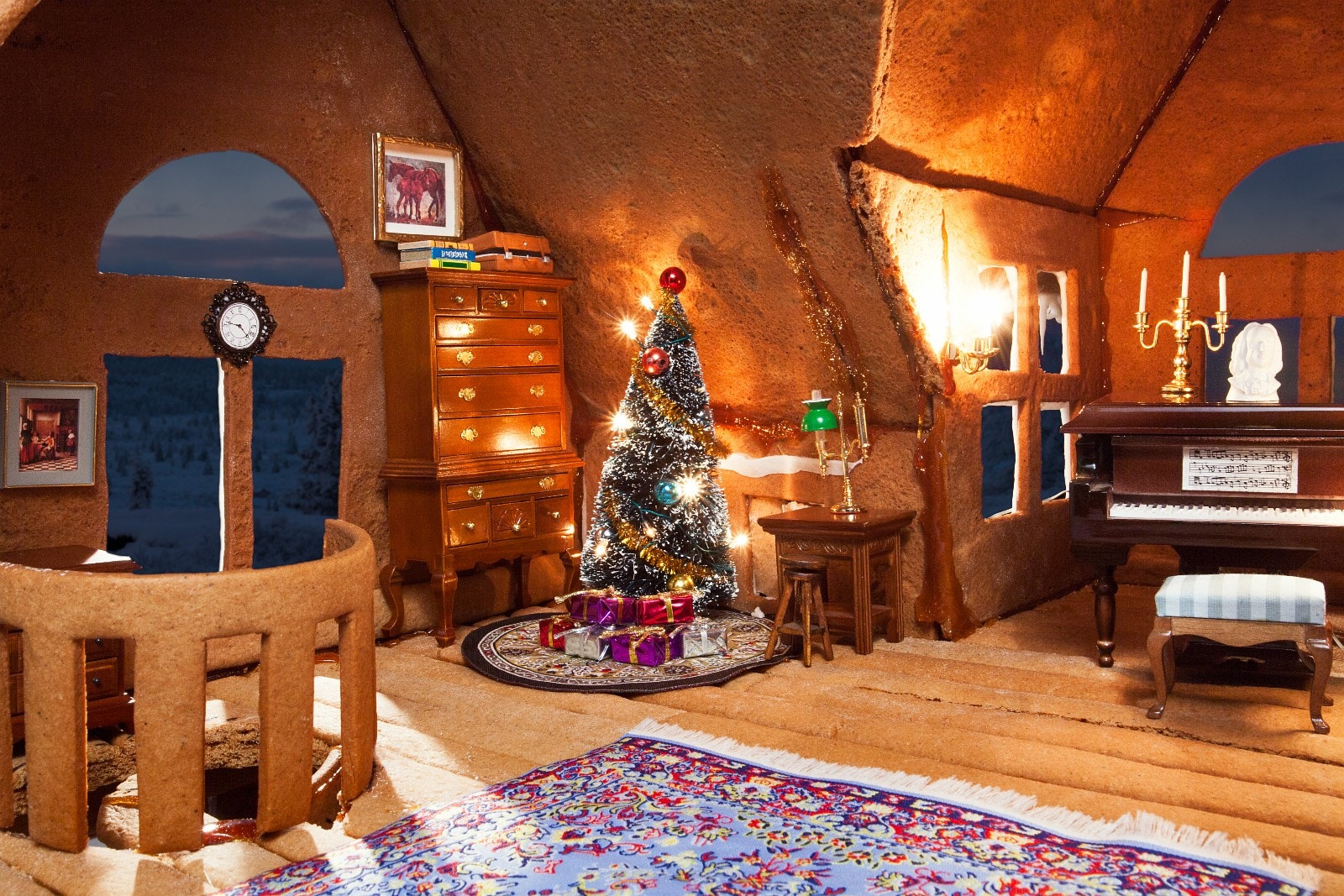 Vindeltrappen fører deg opp til stuen. Massivt og slitesterkt pepperkakegulv. Galleribilde