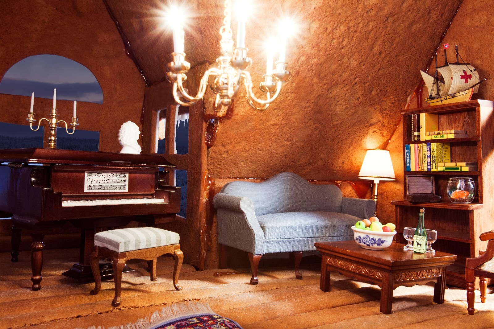 Lys og stor stue med elektrisk belysning. Piano til julens sanger medfølger. Galleribilde