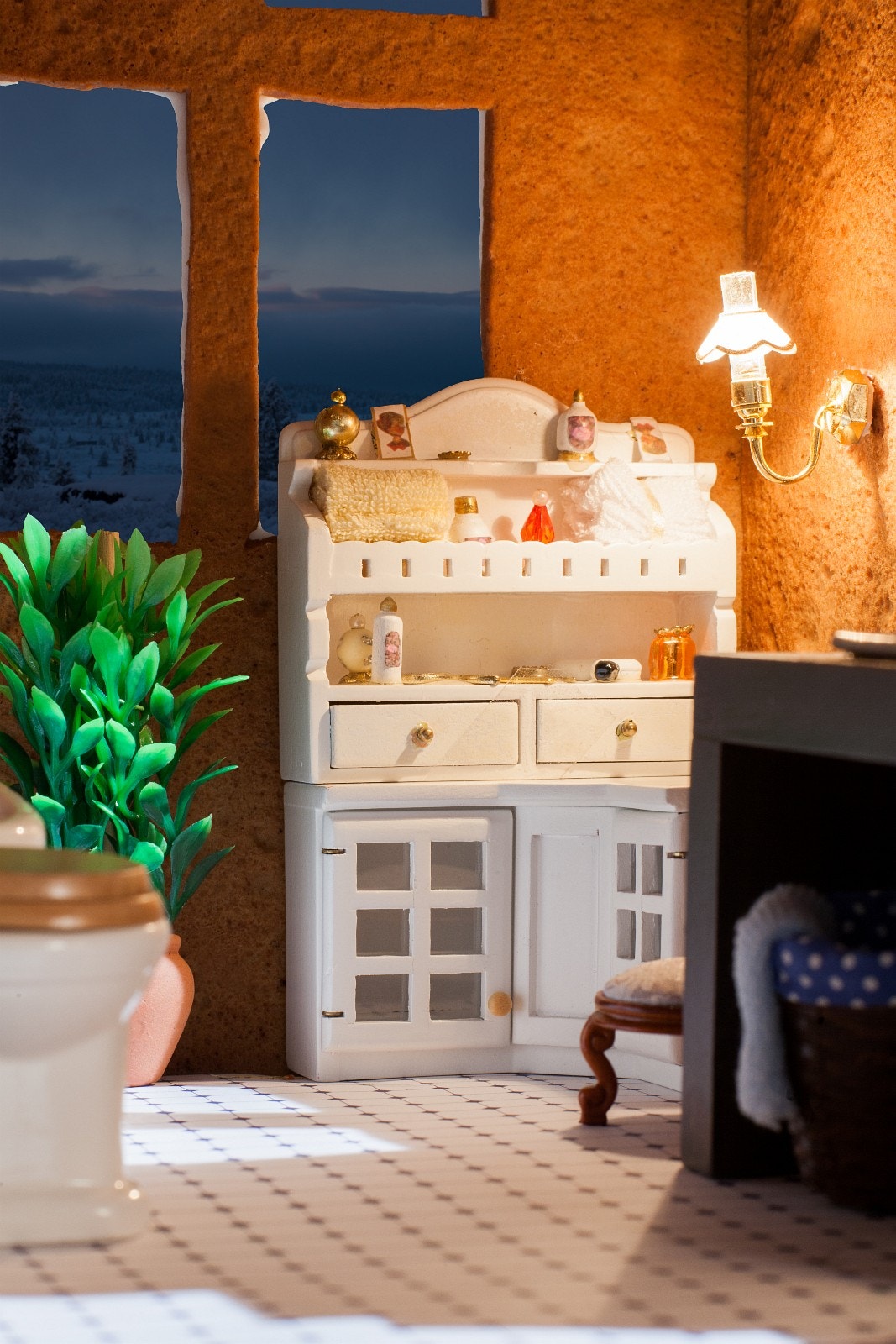 Bad med fliser. Massivt pepperkakegulv som underlag og smakfulle vegger. Galleribilde