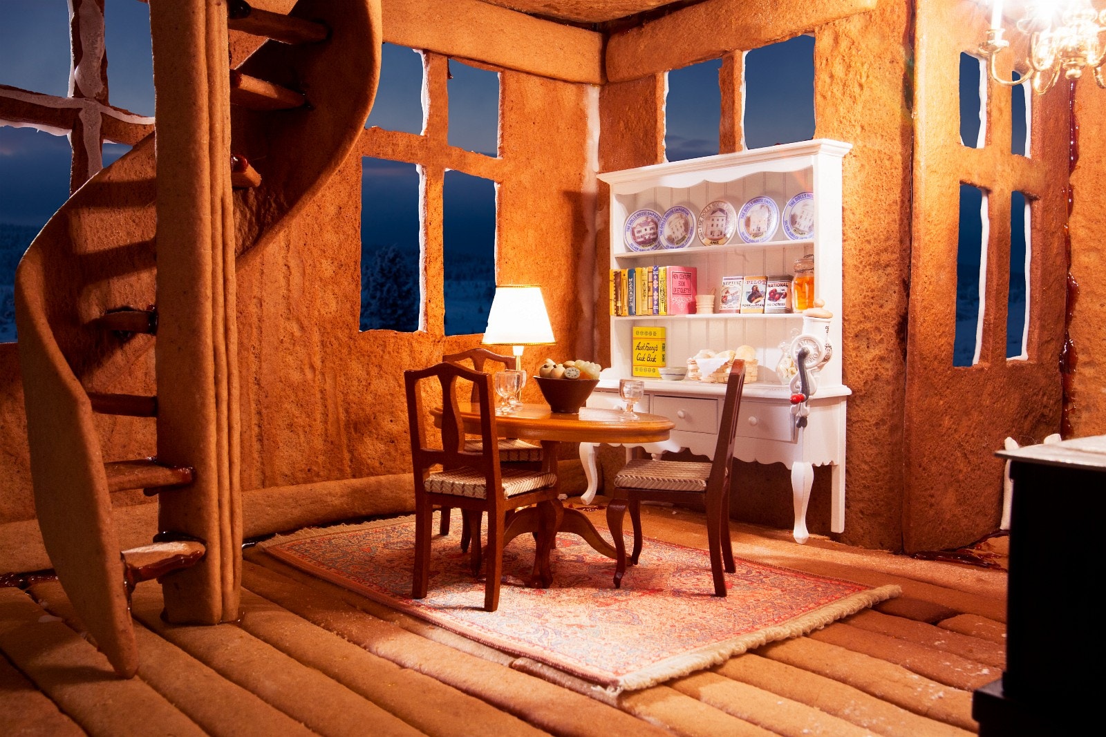 Fra 1. til 2. etasje går en vakker vindeltrapp i gode materialer. Galleribilde