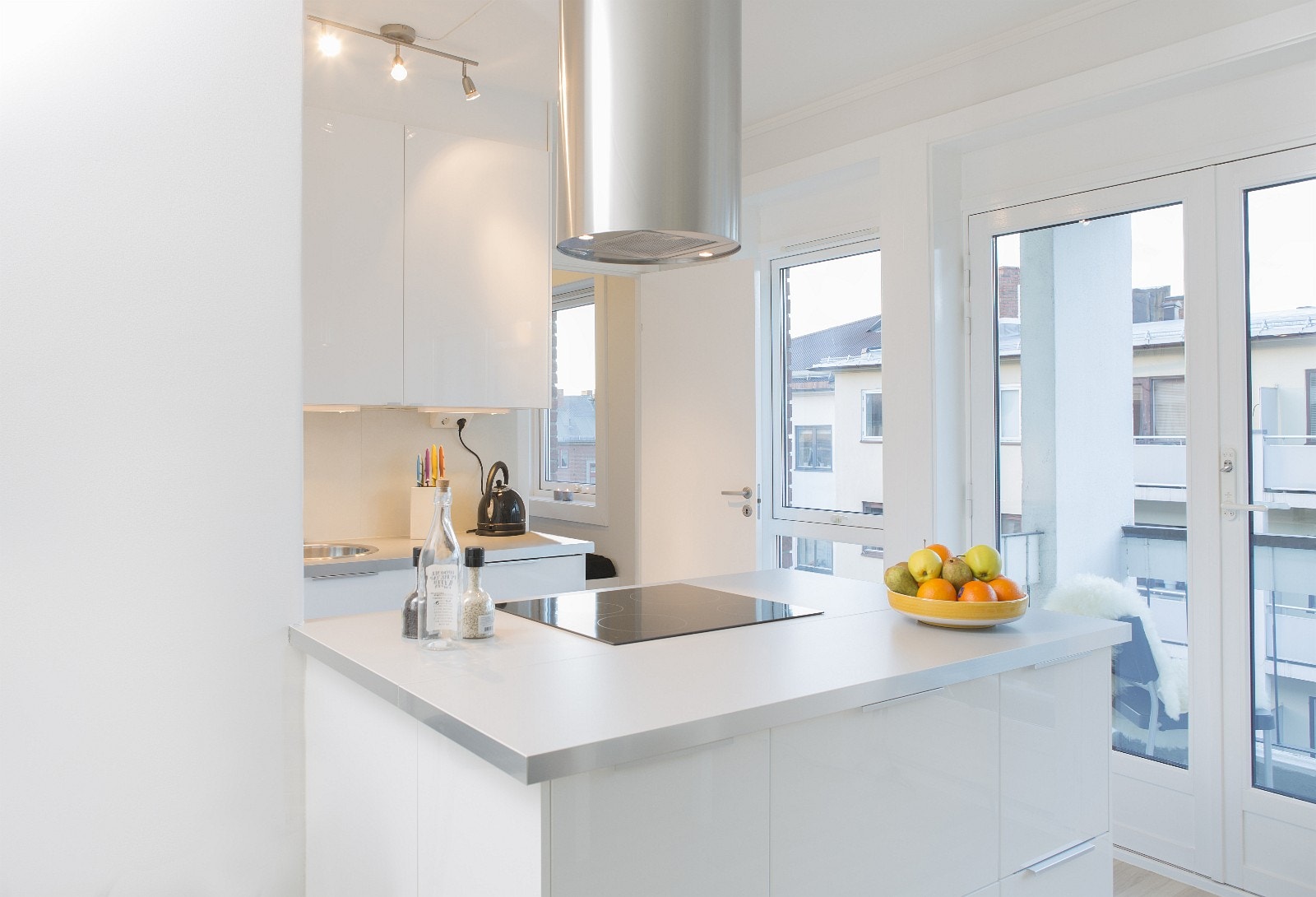 Kjøkkenet med platetopp, ovn og integrert kjøleskap Galleribilde