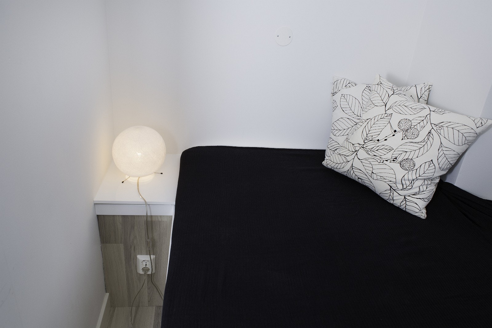 Plasstilpasset seng med lagringsplass under Galleribilde