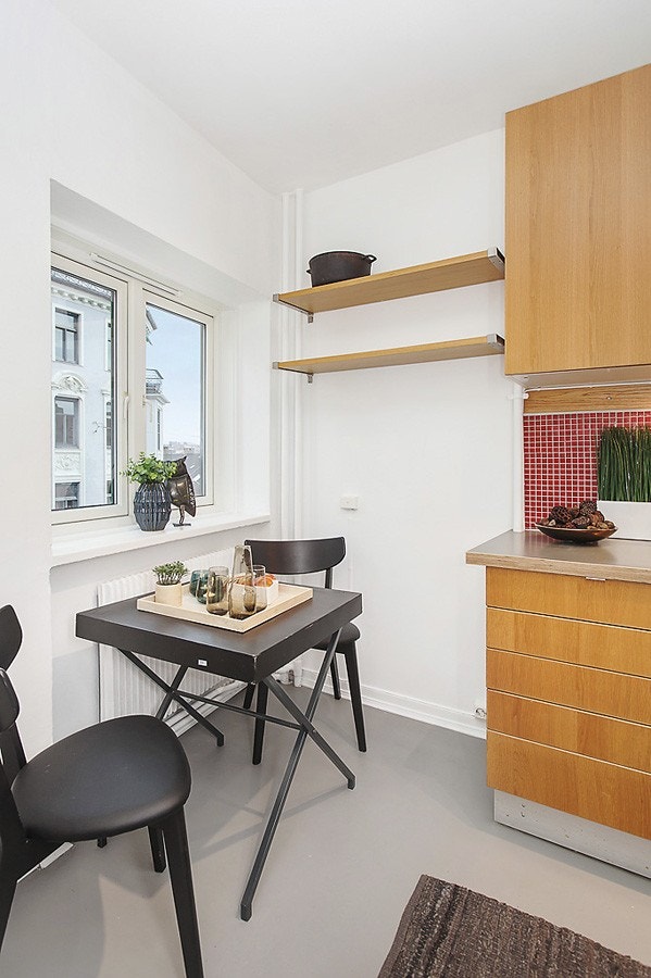 Kjøkken med koselig spiseplass foran vindu Galleribilde