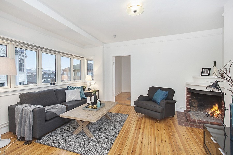 Stue med peis og store vindusarealer Galleribilde