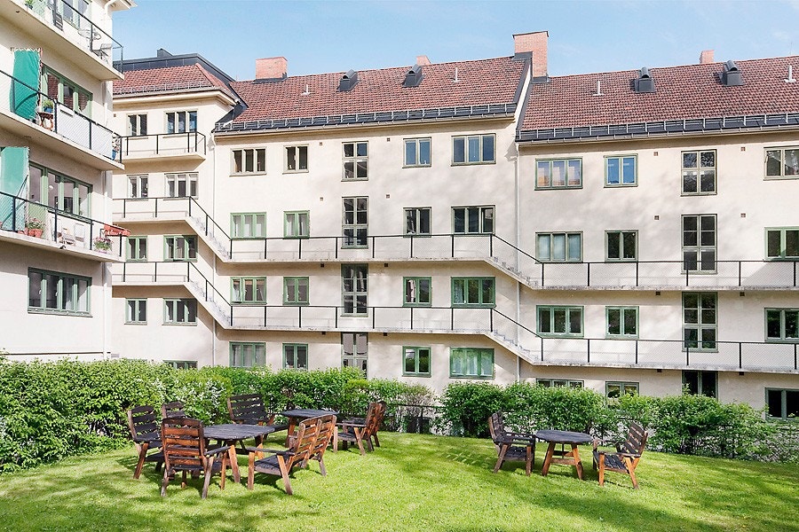 Solrik, pent beplantet bakgårdshage (sommerbilde) Galleribilde