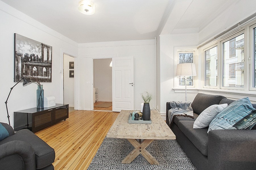 Stue med peis og flott vindusrekke Galleribilde