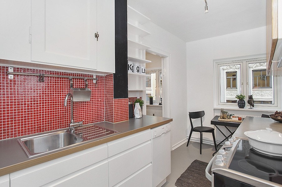 Kjøkken med koselig spiseplass foran vindu Galleribilde