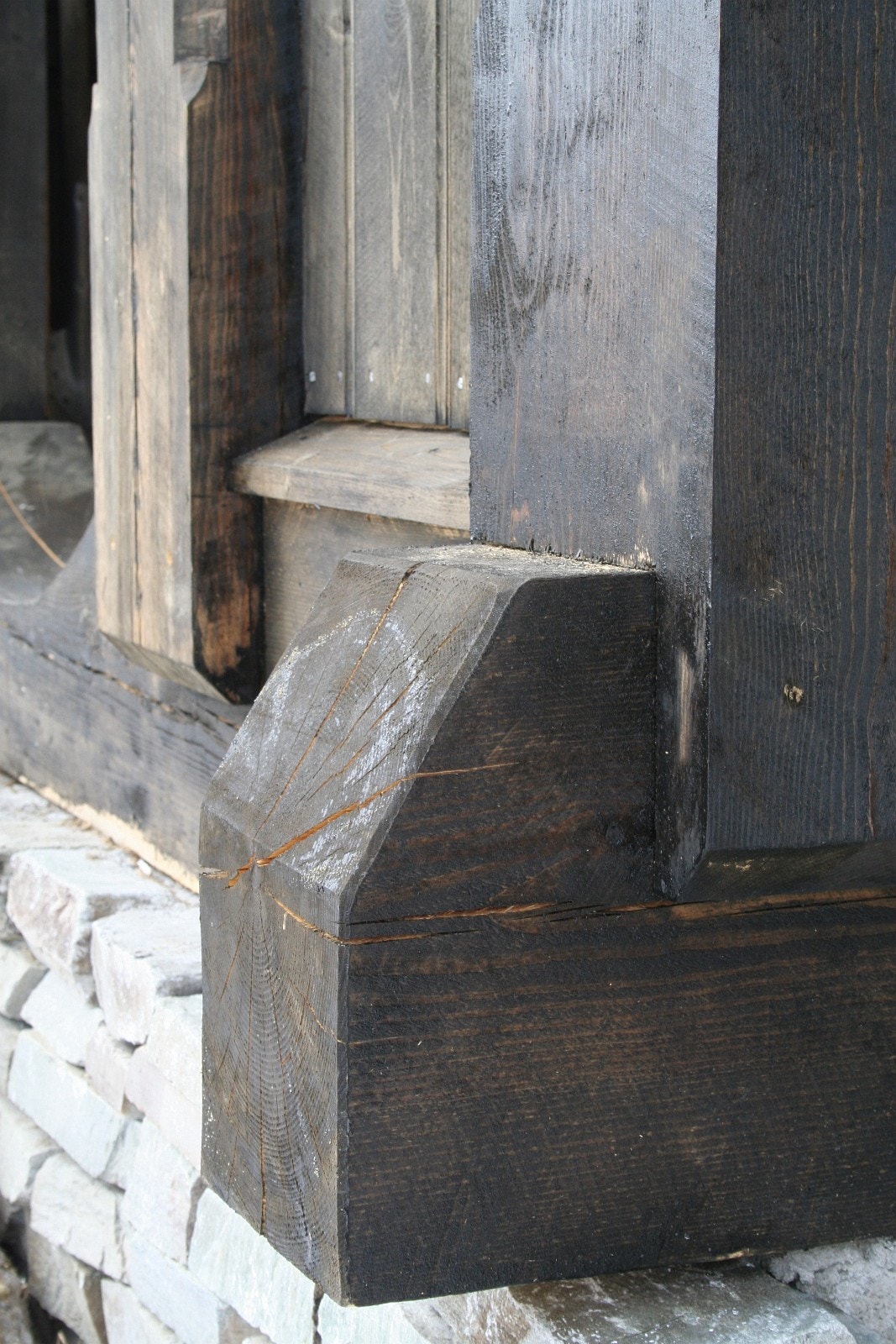 Ekte stav med kraftige stolper, sviller og stavpanel. Stav er en eldgammel, norsk byggeteknikk, best kjent fra stavkirkene. Foto: Anne Mari Lo Galleribilde