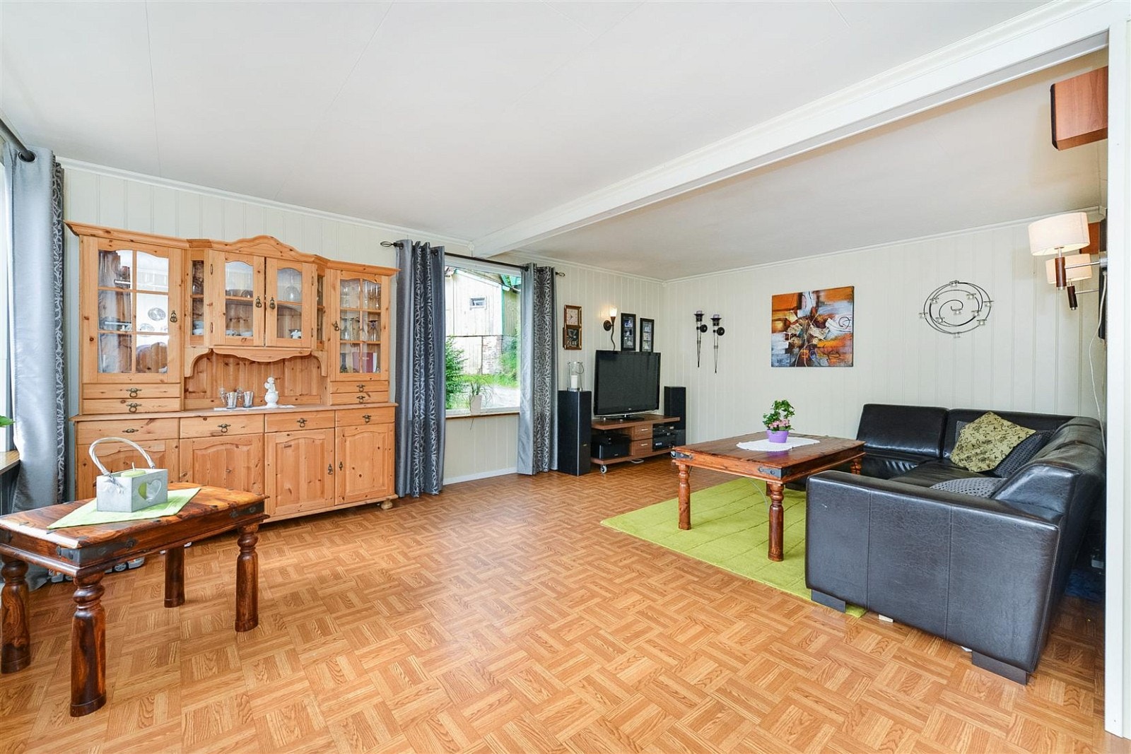 Lys og trivlig stue med flott utsikt mot sjøen. Galleribilde