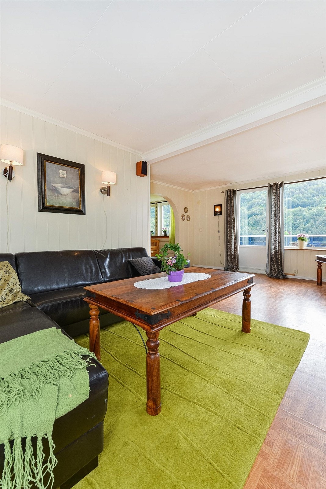 Lys og trivlig stue med flott utsikt mot sjøen. Galleribilde