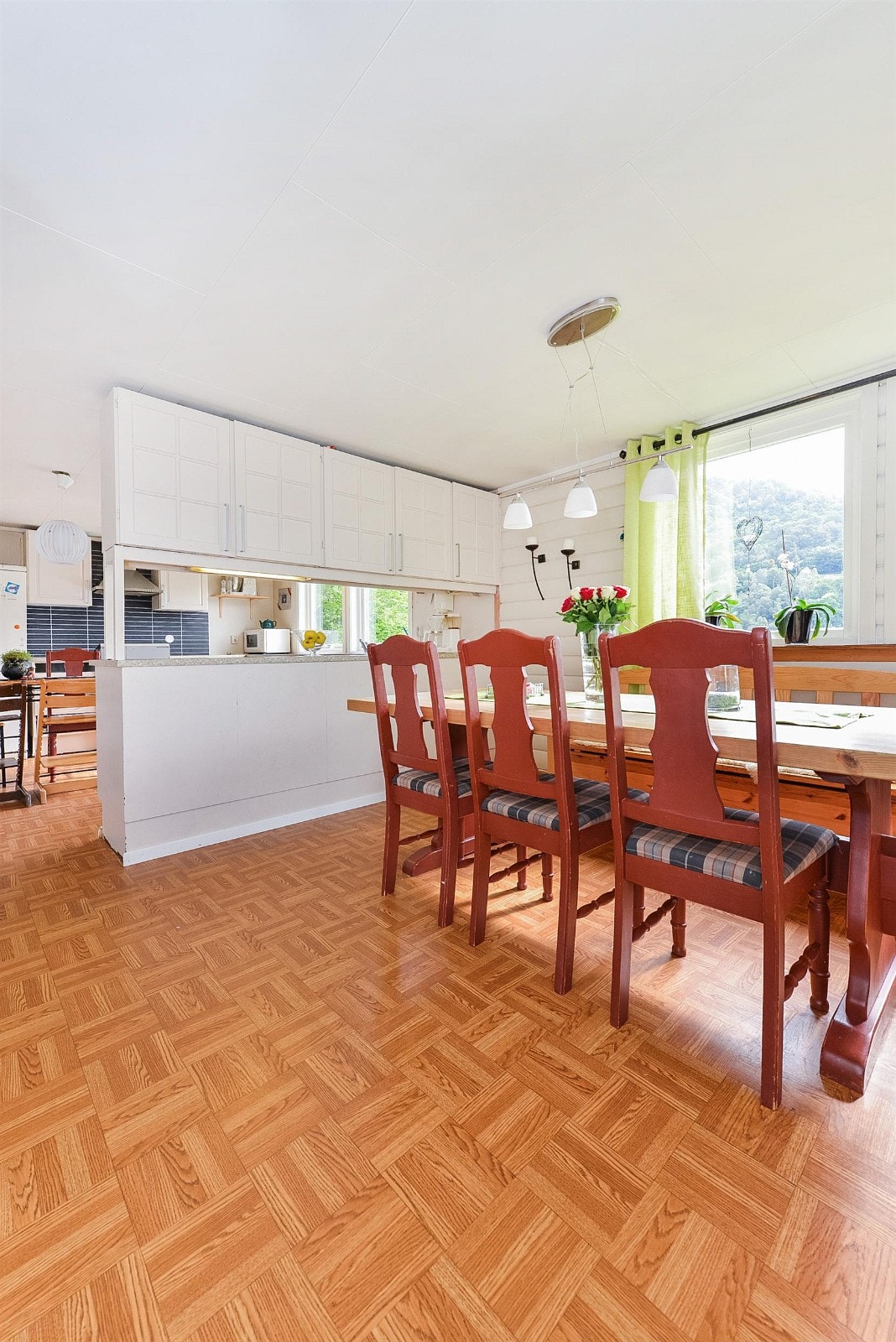 Stort og funksjonelt kjøkken med åpen løsning mot stue. Galleribilde