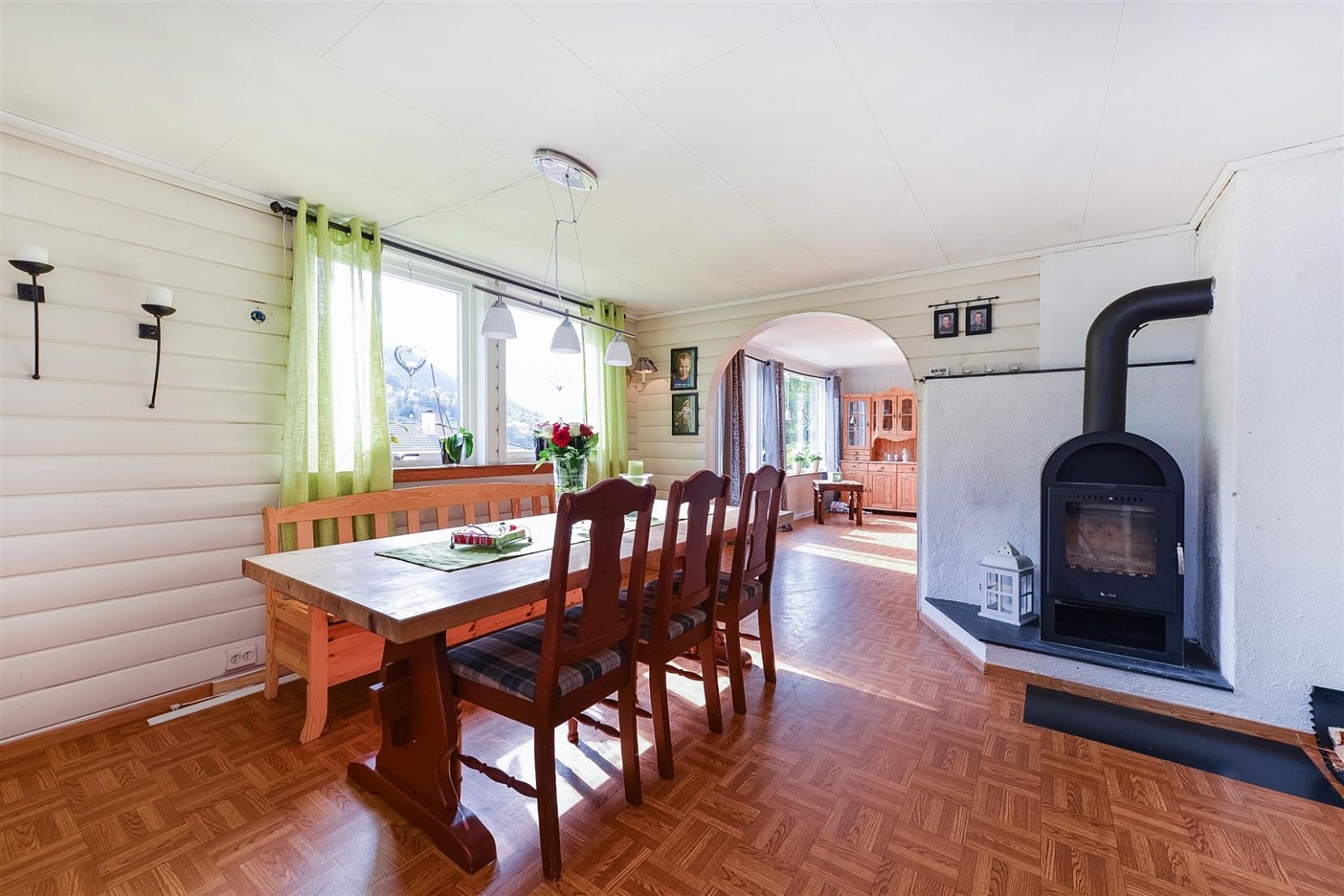 Gode muligheter for spiseplass ved kjøkken og stue. Galleribilde