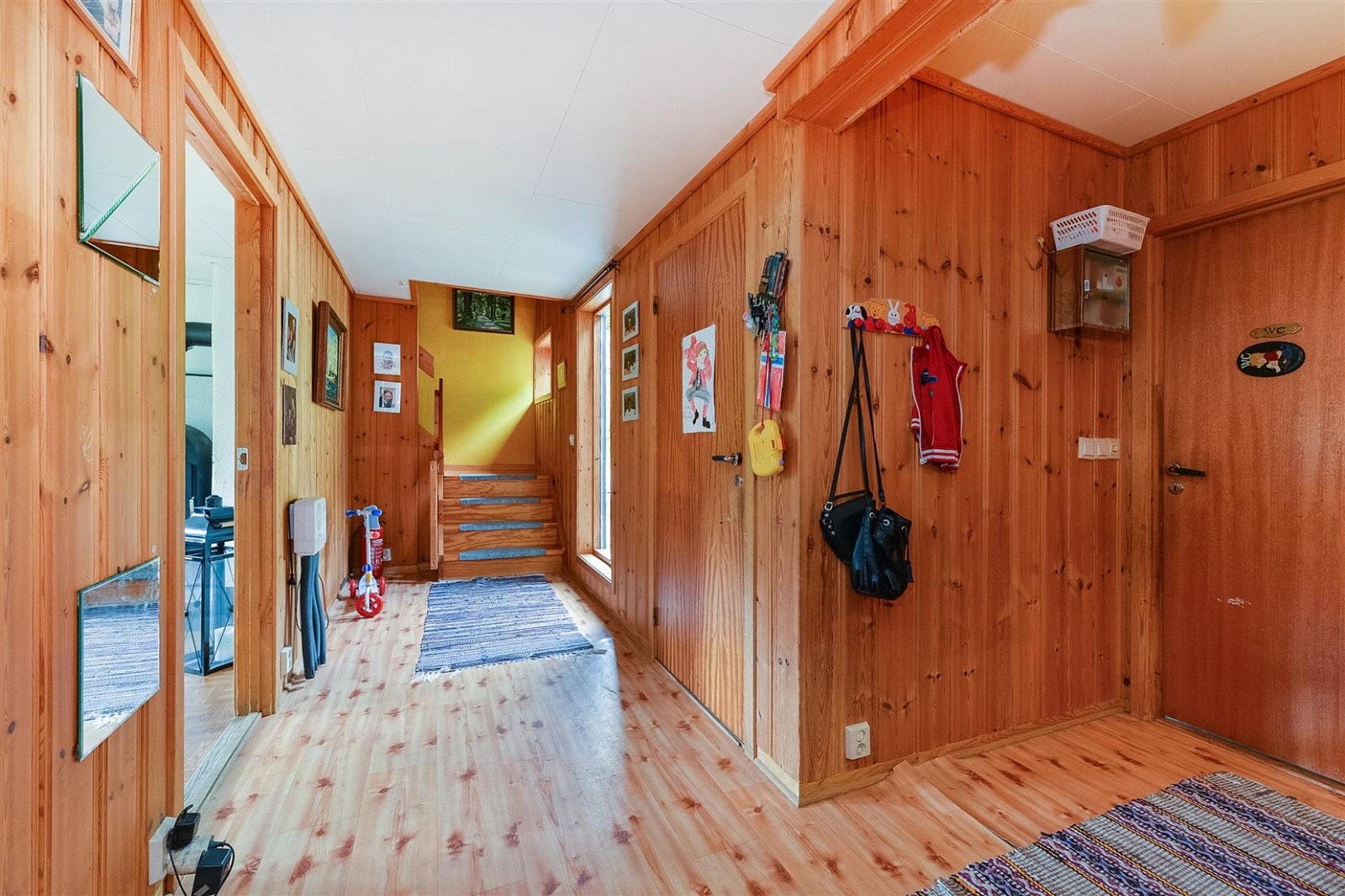 Romslig entre med plass til oppbevaring. Galleribilde