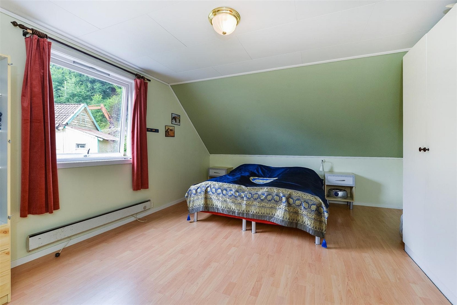 Huset inneholder totalt 4 soverom.
1 i hovedetasjen og 3 i loftsetasjen. Galleribilde