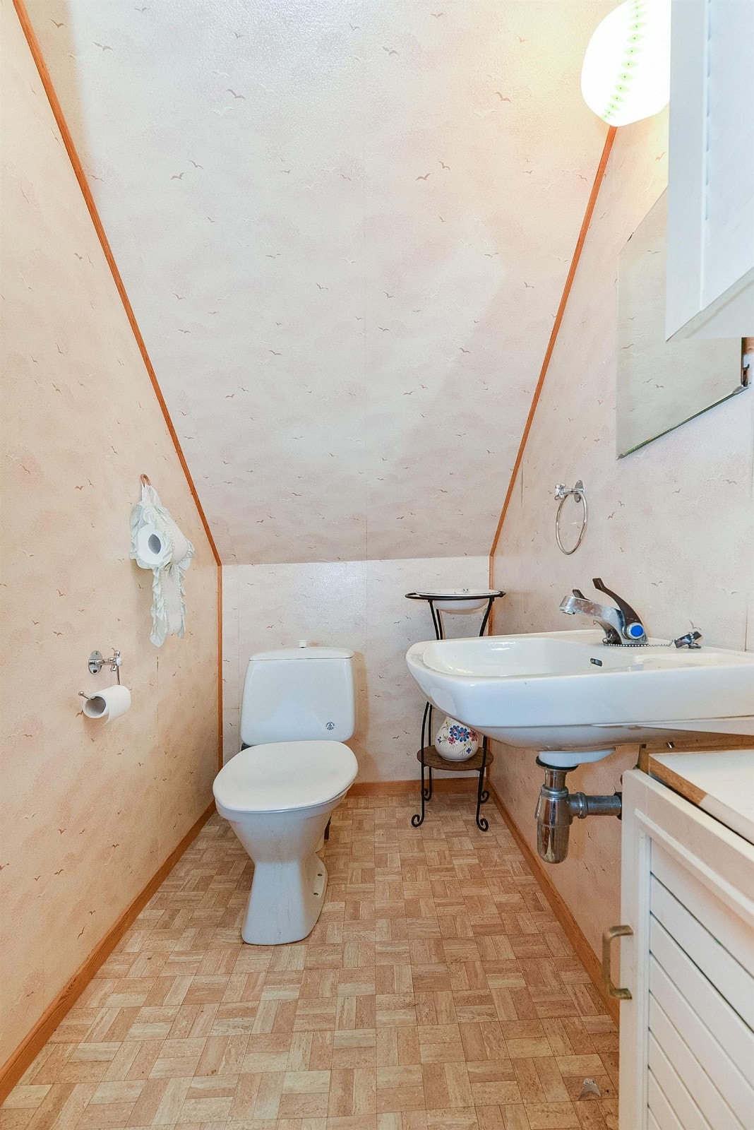 I hovedetasjen er det bad og vaskerom. I loftsetasjen er det et toalett. Galleribilde