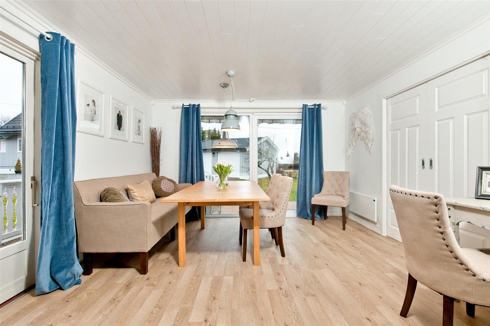 Spisestuen med to utganger. Her kommer det inn rikelig med lys. Galleribilde