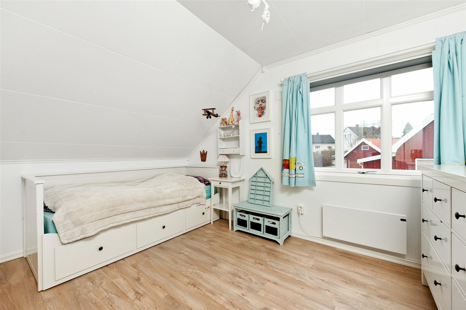 Alle vinduene i boligen er skiftet i 2012, (dog med unntak av to). I tillegg er dørene skiftet. Galleribilde