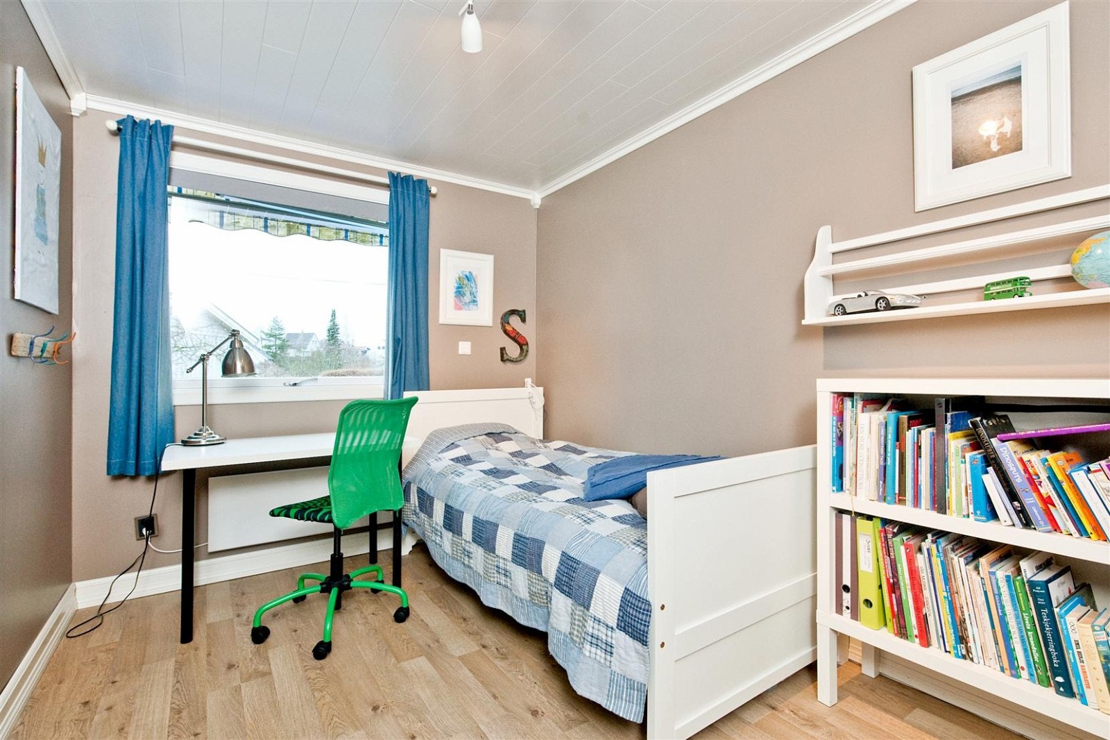 Dette rommet er i 1. etasje ved spisestuen. Kan benyttes som lekerom/kontor m.m. Galleribilde