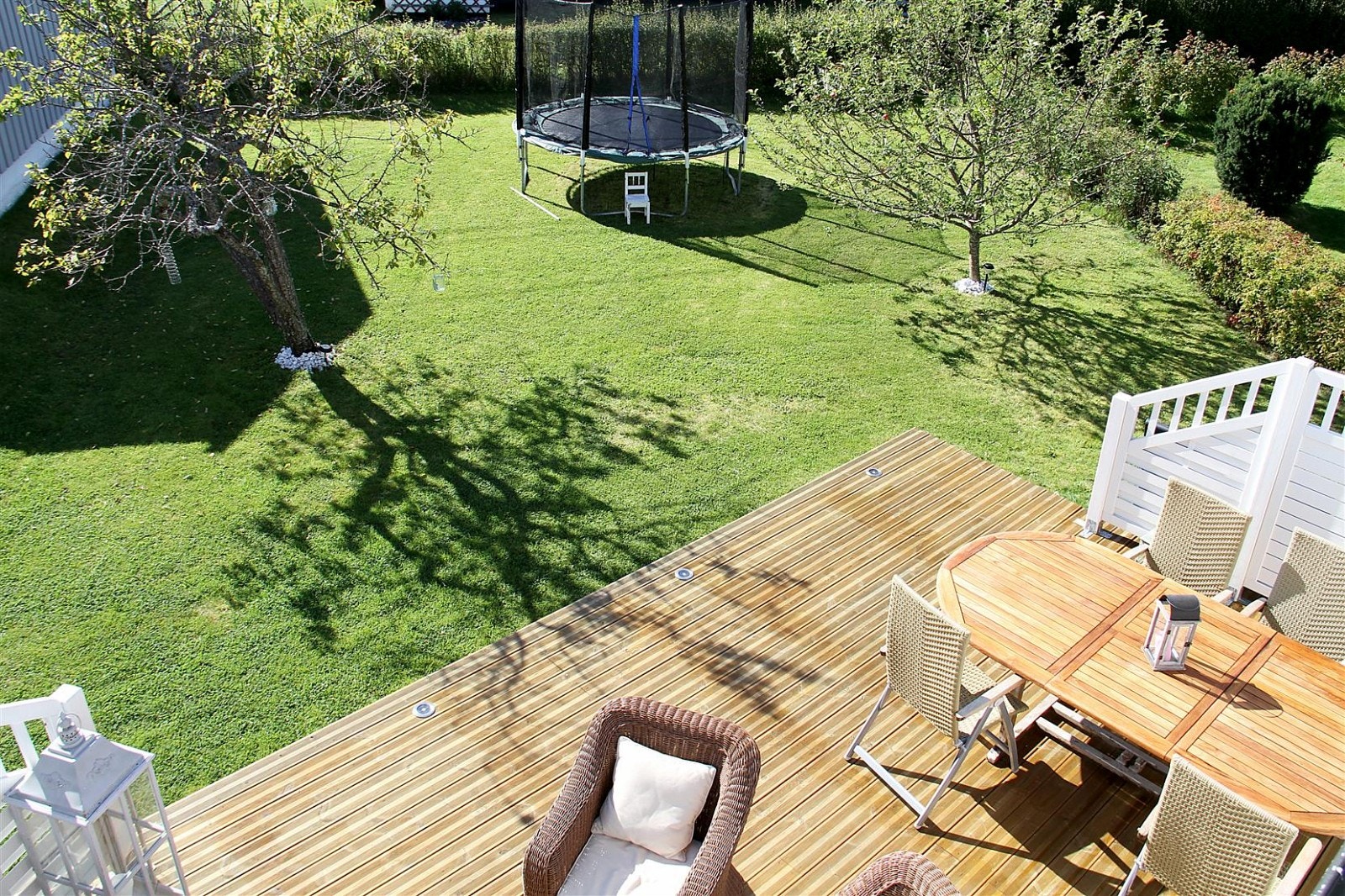 Dette er selgers private bilde. Her ser vi ned på hagen fra takterrassen. Det er sol-cellelys i plattingen i hagen. Galleribilde