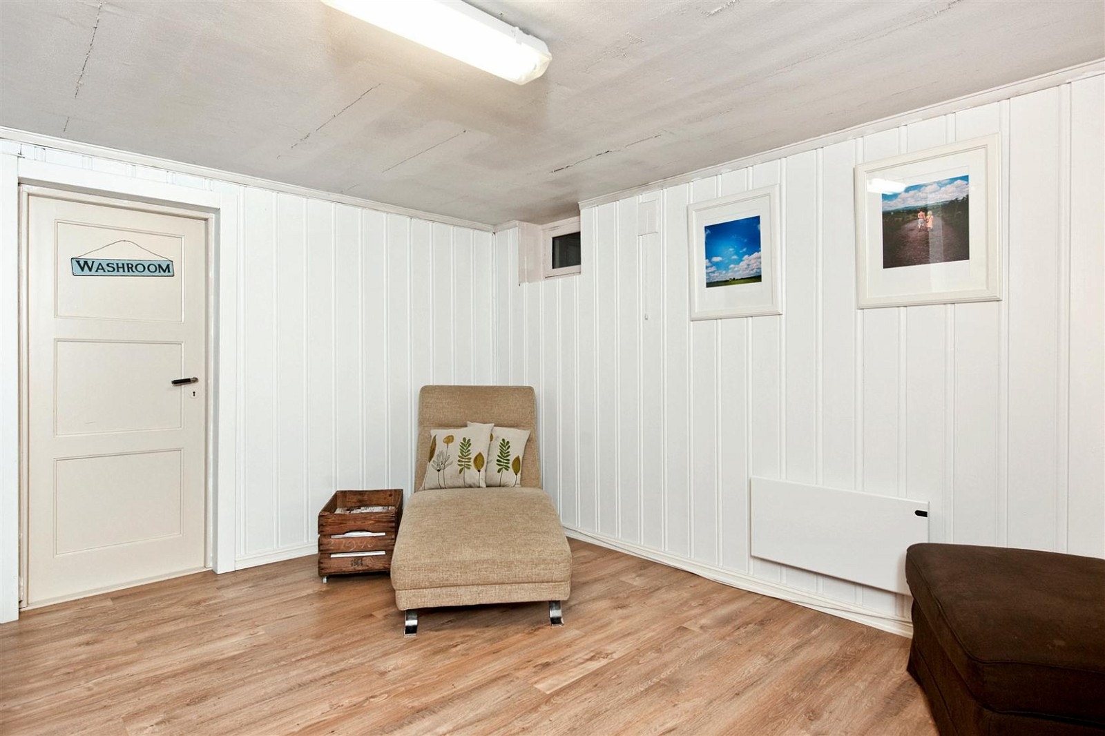 Kjellerstua er lys og her er det varmefolie i gulvet og ovn for vedfyring. Galleribilde