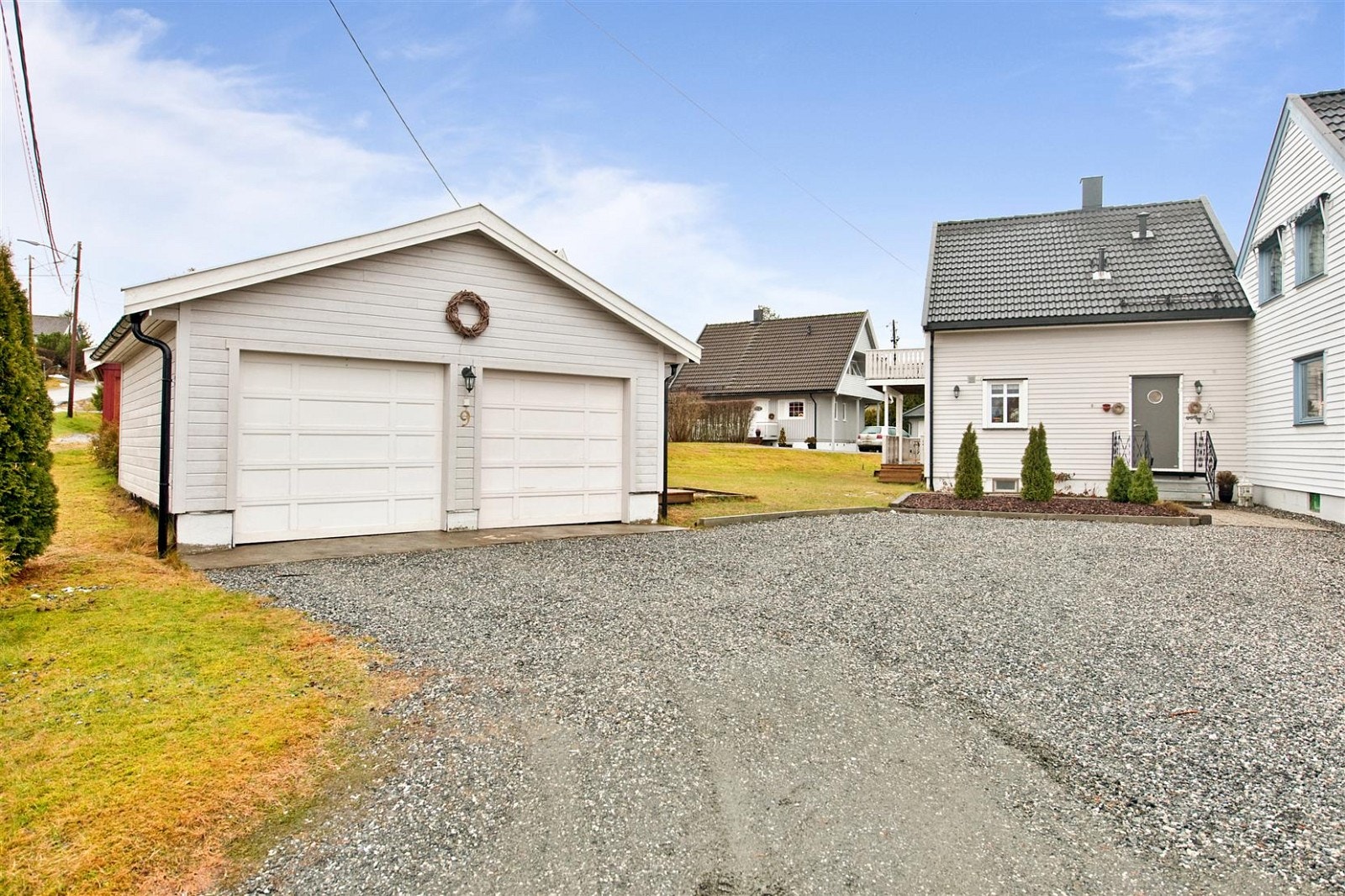 Flott innbydende inngangsparti. Dobbelgarasje er oppført i 2007. Galleribilde