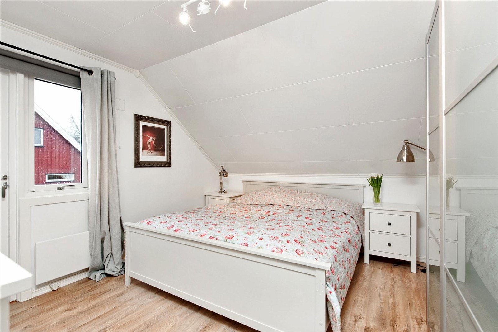 Dette soverommet har egen utgang til en meget romslig takterrasse. Galleribilde