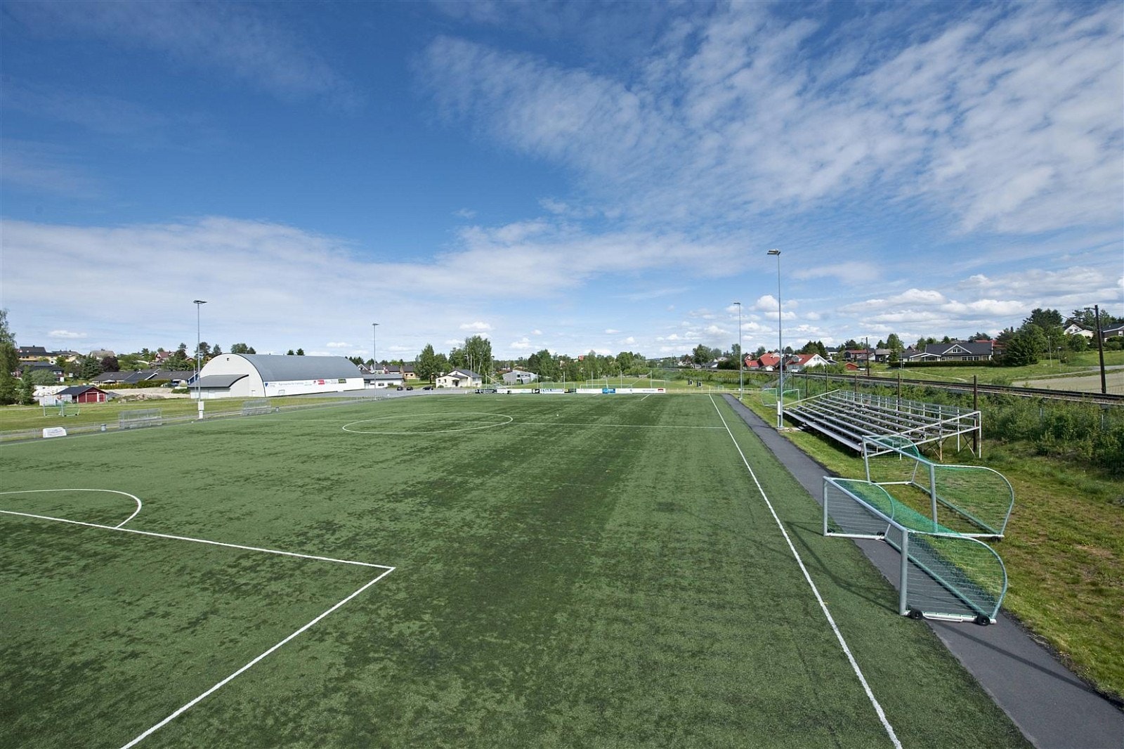 Idrettsparken med fotballbaner og idrettshall. Galleribilde