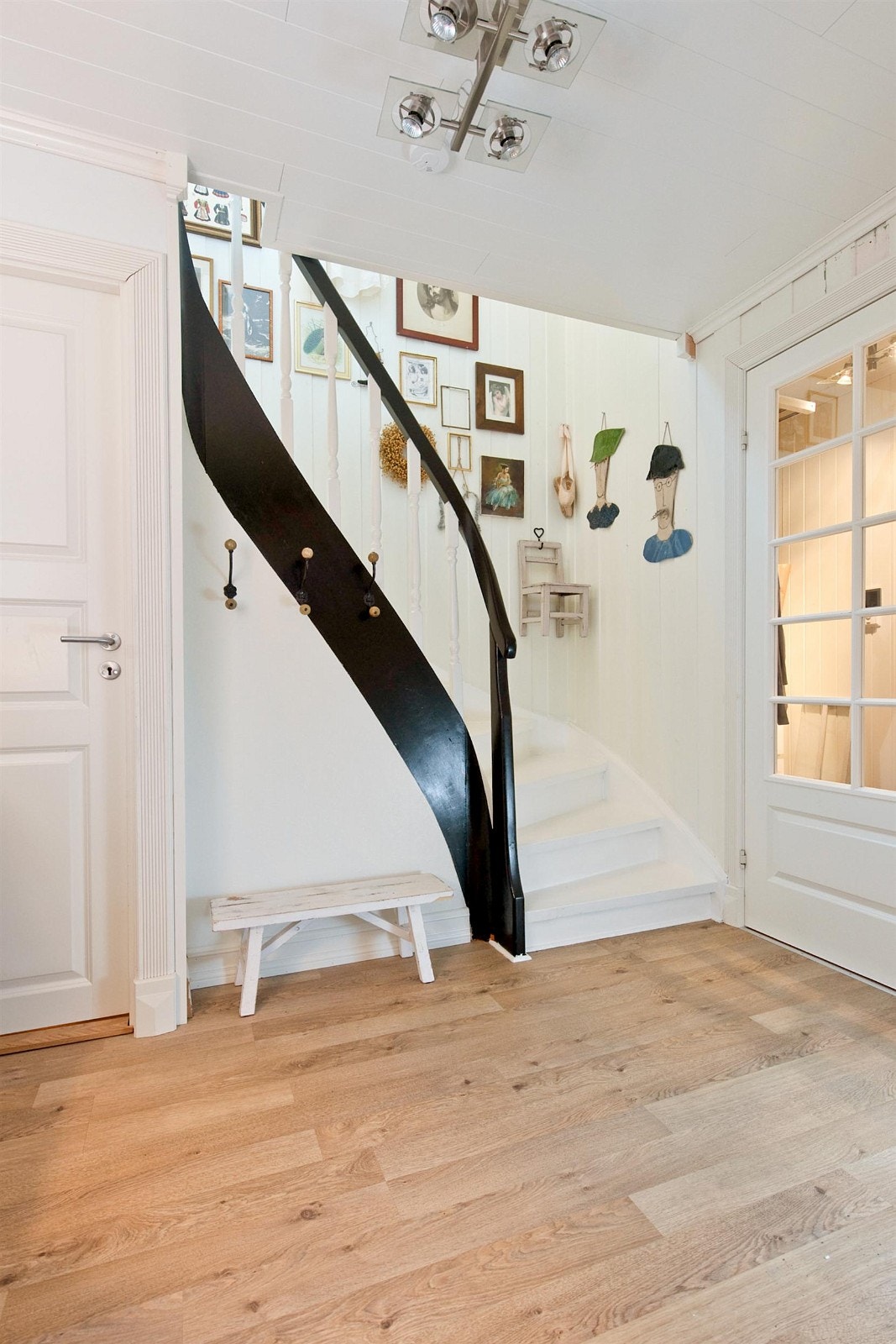 Her er det trapp opp til 2. etg og bak døren er det trapp ned til kjelleren. I kjelleren er det kjellerstue med varmefolie i gulvet og vedovn. Galleribilde