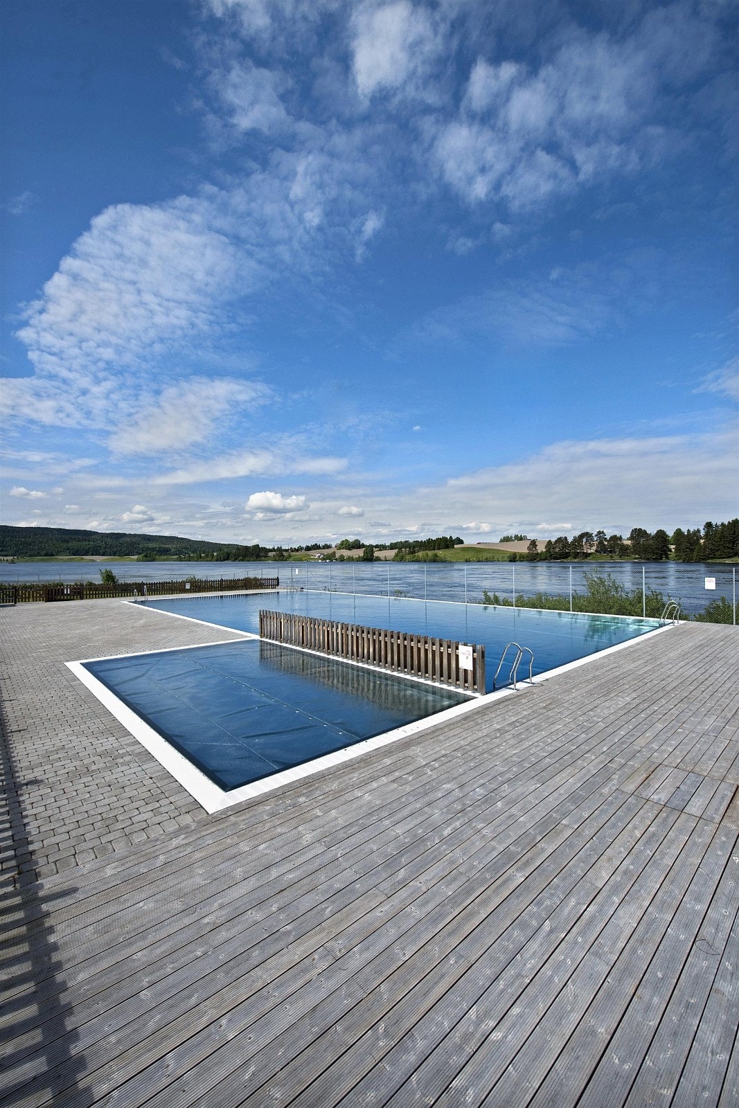 Kuskerudnebben ved Glomma. Vannet er temperet på sommerstid. Her kan alle nyte varme sommerdager. Galleribilde
