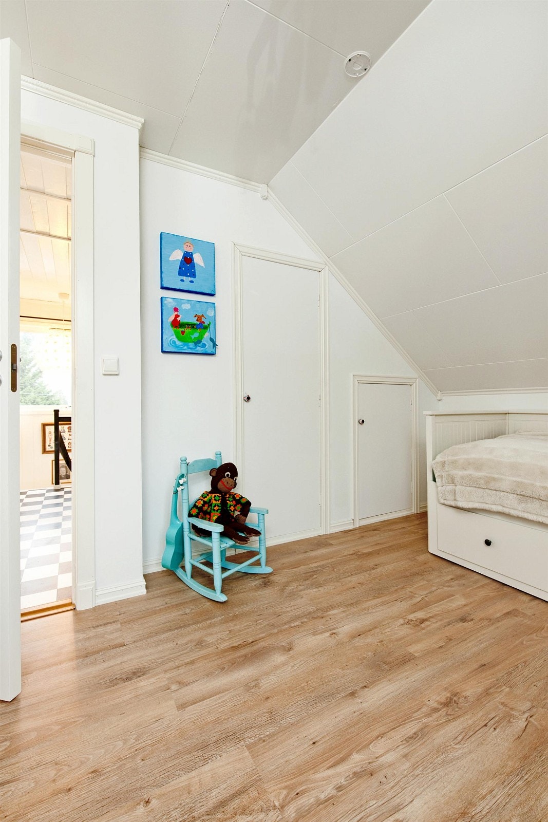 Boligen har totalt 4 soverom. Det er 3 soverom i 2. etasje og 1 i 1. etasje. Galleribilde