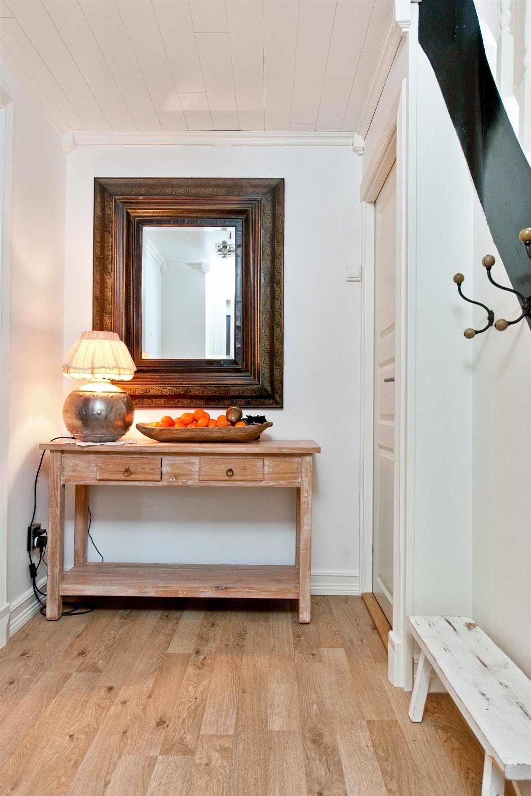 Boligen har eget vindfang samt romslig trappeoppgang. Galleribilde