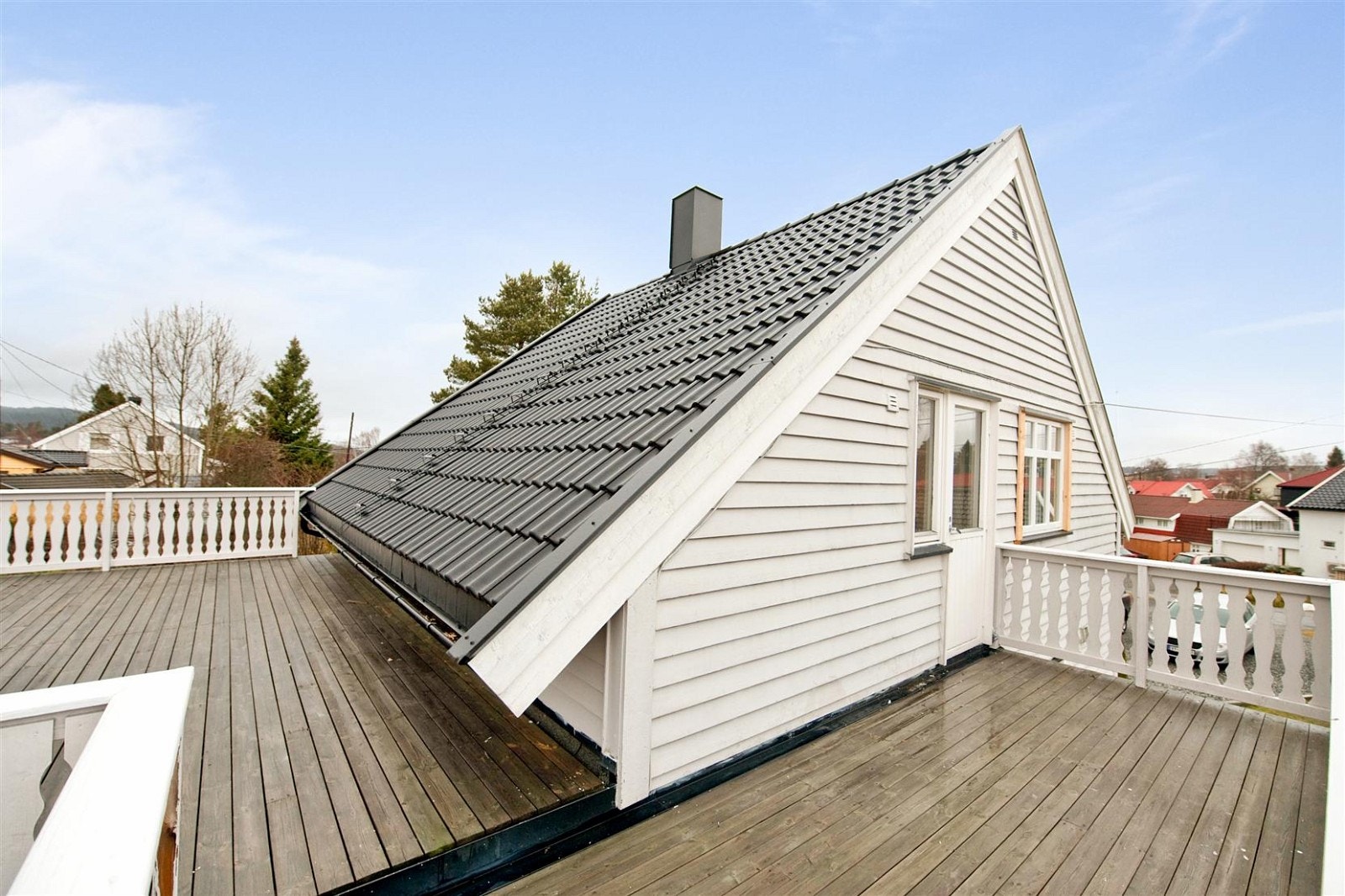 Romslig og meget solrik takterrasse. Utgangen er fra det store soverommet. Galleribilde