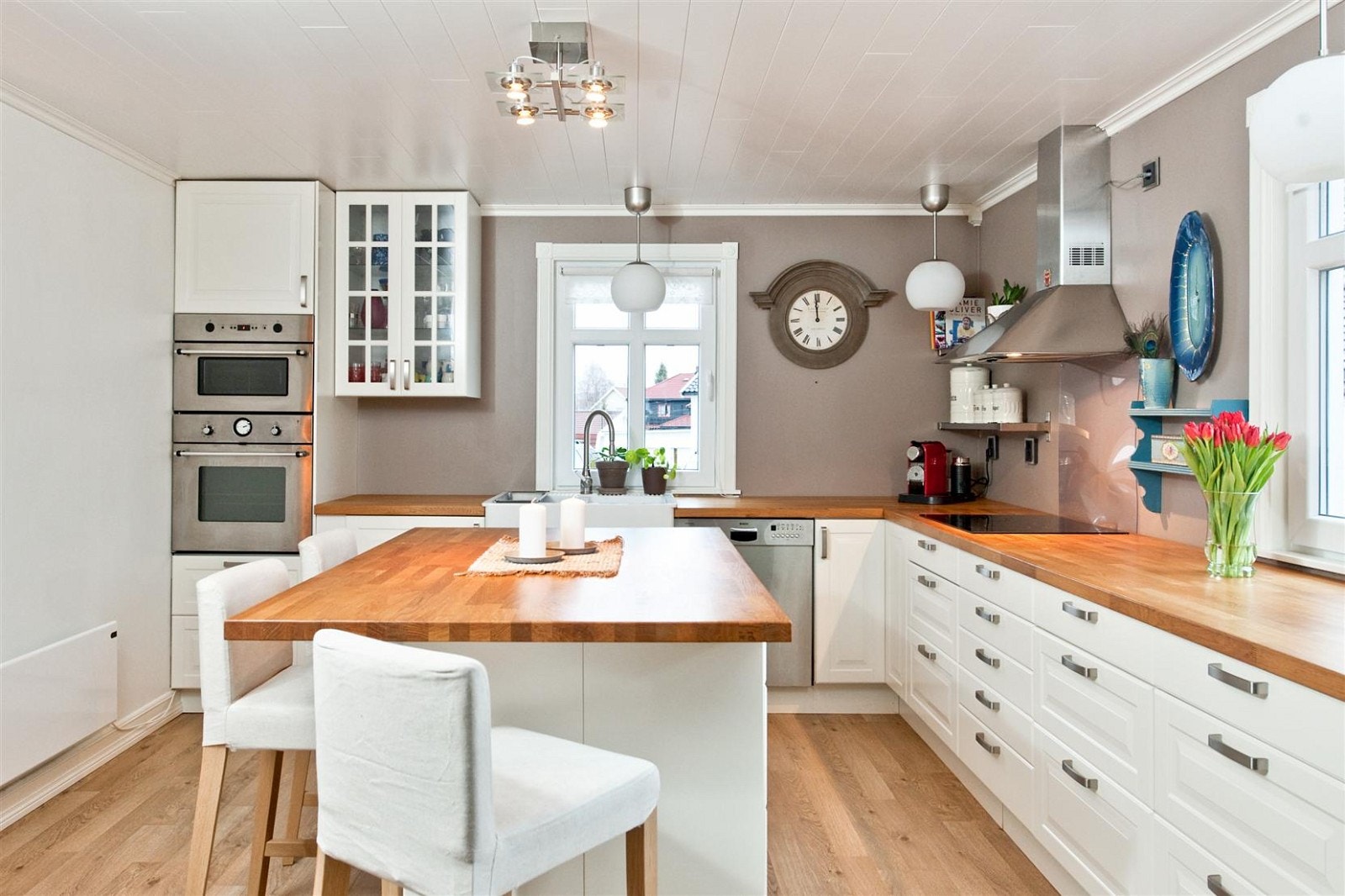 Praktisk løsning med takhøye skap samt kjøkken-øy. Her er det ekstra lagringsplass og spiseplass. Galleribilde