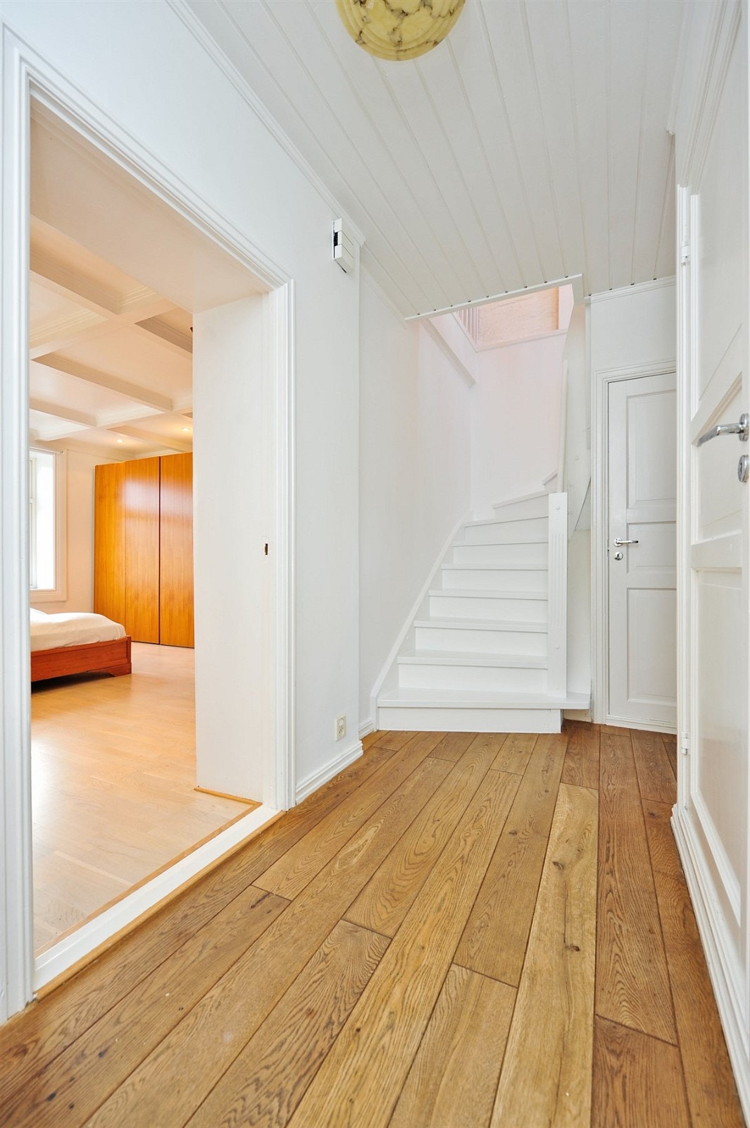 Gang med trappeløp opp til loftsetasjen. Galleribilde