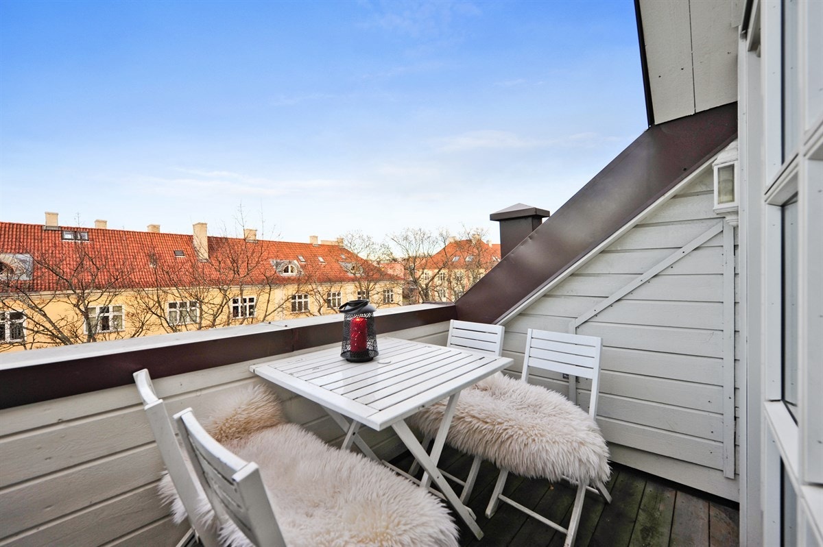 Takterrasse med plass til sittegruppe. Galleribilde