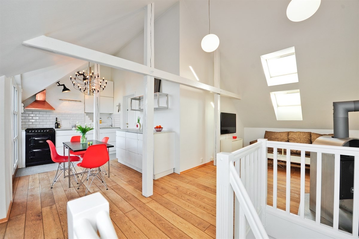 Loftsetasjen med kjøkken, spisepl. og sittegruppe. Galleribilde