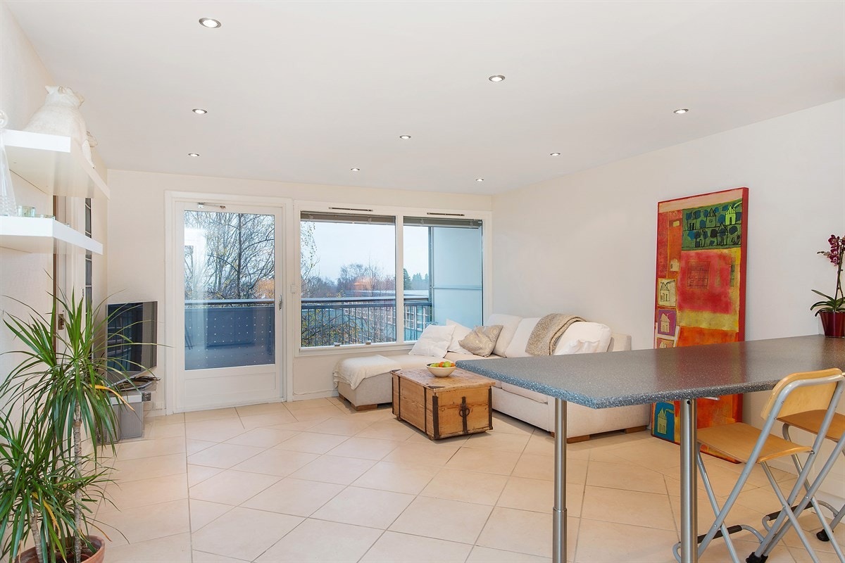 Alle gulv i leiligheten er flislagt med gulvvarme og sonekontroll. Galleribilde