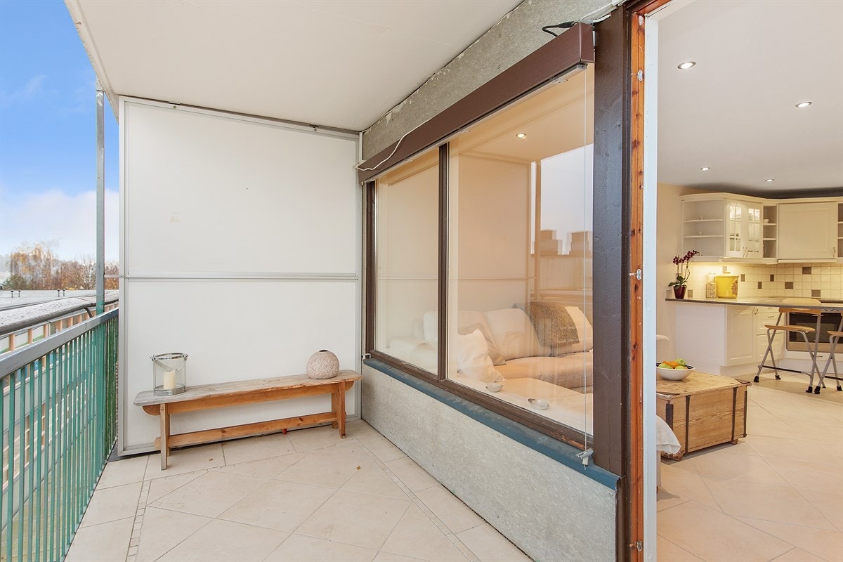 Usjenert sydøstvendt balkong på ca 7,5 kvm med morgen/formiddagssol. Galleribilde