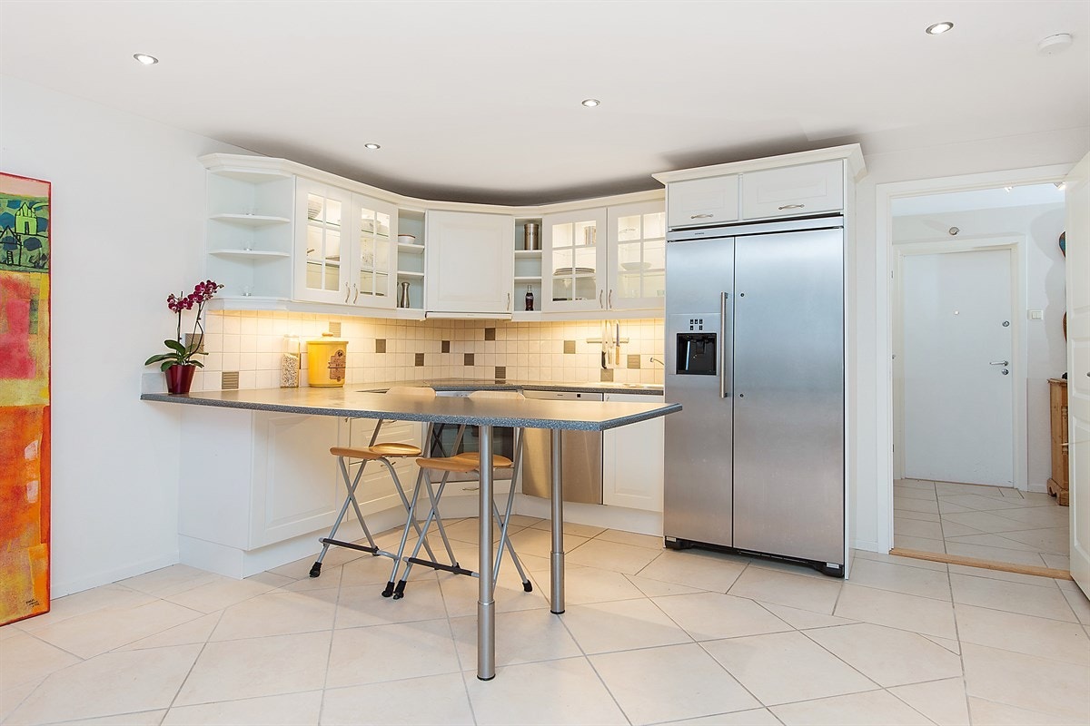 Pent kjøkken med hyggelig barløsning. Galleribilde