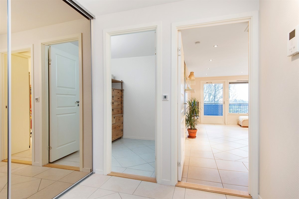 Gang med flott skyvedørsgarderobe. Fra gangen er det adkomst til stue, innredet rom og bad. Galleribilde